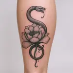 Le même tatouage sur mollet